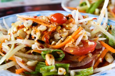 Tay papaya salatası da som tum Tayland.