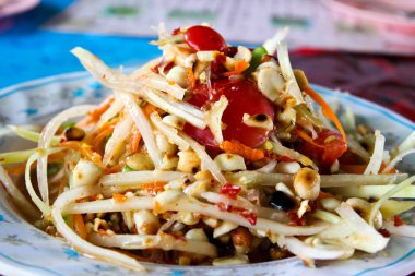 Tay papaya salatası da som tum Tayland.