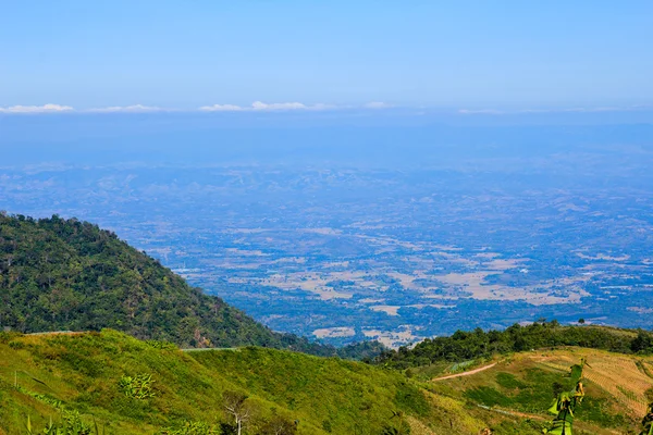 Toppen av berget, phu tabberk, phetchabun provinsen, thailand. — Stockfoto