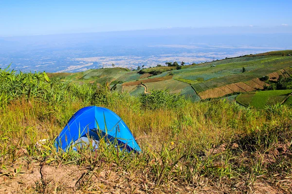 Barraca de acampamento nas montanhas. — Fotografia de Stock