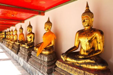 Wat Pho Tapınağındaki Buda sıralı güzel bir şekilde Bangkok, Tayland.