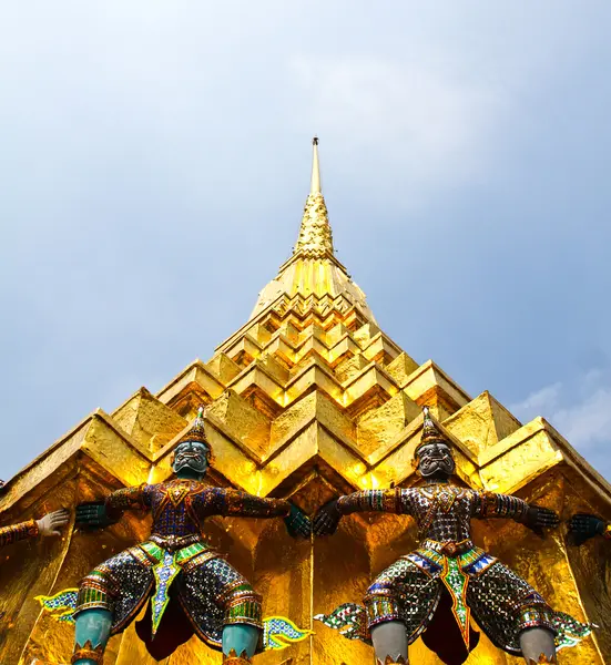 Strážce wat pra kaew grand palace, bangkok, Thajsko. — Stock fotografie