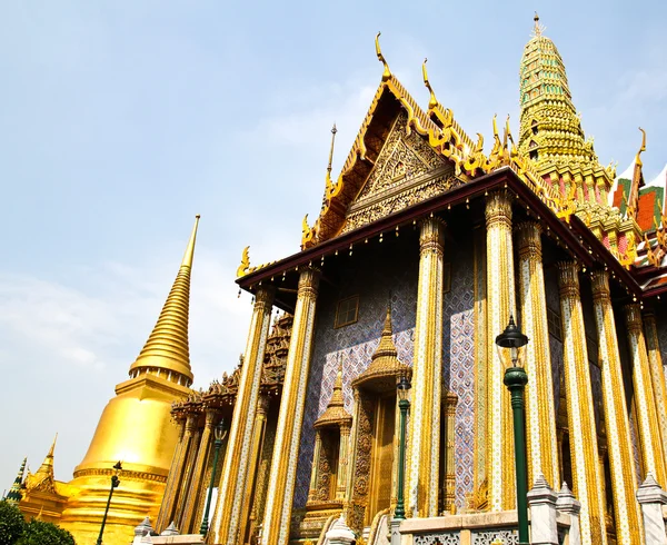 Wat phra kaew turistika cestování v Bangkoku, Thajsko. — Stock fotografie
