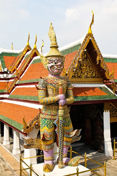 Статуя хранителя в Wat Phra Kaew Grand Palace Bangkok, Thailand . — стоковое фото