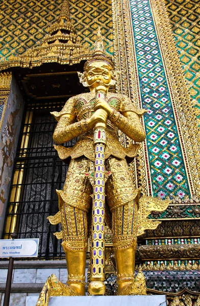 Guardián gigante mítico (Yak) en Wat Phra Kaew, Tailandia . —  Fotos de Stock