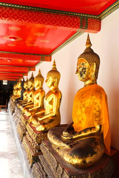 Buddha ve Wat Pho chrámu sekvenční pěkně v Bangkoku, Thajsko. — Stock fotografie