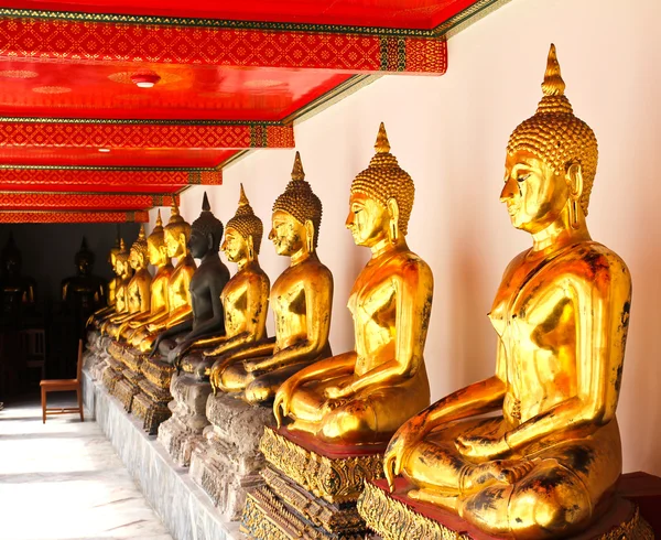Buda em Wat Pho Temple sequencial muito bem em Bangkok, Tailândia . — Fotografia de Stock