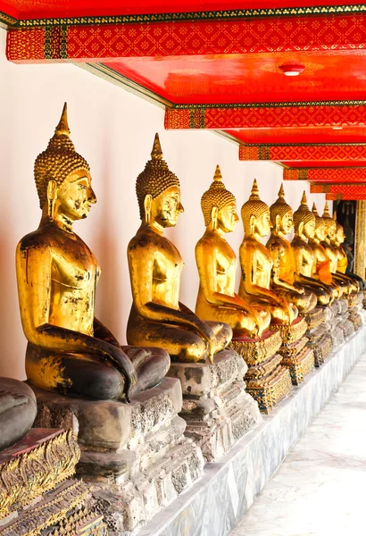 Wat Pho Tapınağındaki Buda sıralı güzel bir şekilde Bangkok, Tayland. — Stok fotoğraf