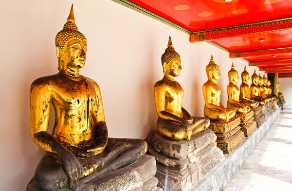 Будда в храме Ват Пхо последовательно красиво в Бангкоке, Таиланд . — стоковое фото