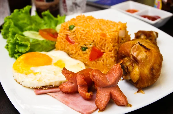 Conjunto de café da manhã estilo americano, arroz frito . — Fotografia de Stock