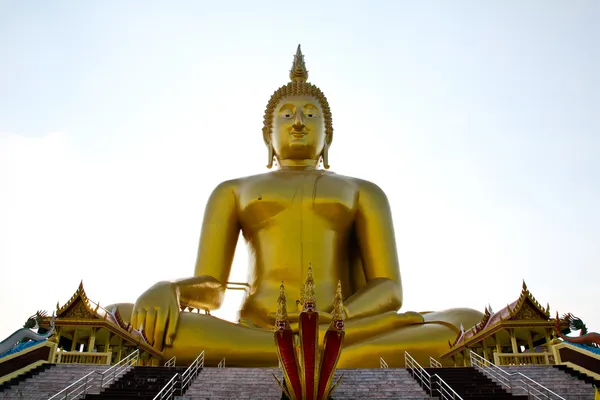 Groot Boeddhabeeld bij Wat muang, Thailand. — Stockfoto