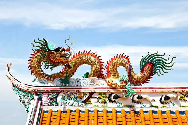 Kleurrijke draak standbeeld op china tempel dak. — Stockfoto