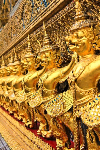 El Garuda en el Templo del Buda Esmeralda en Bangkok, Tailandia . —  Fotos de Stock