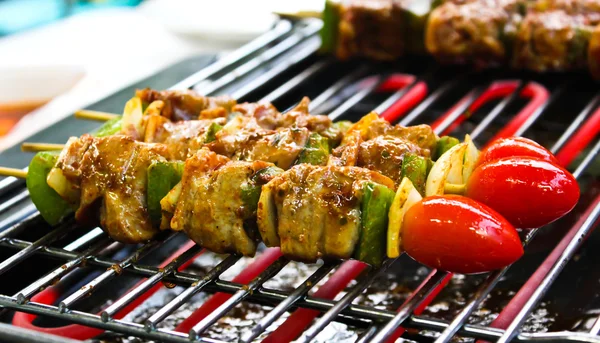 Bâtonnets de barbecue étourdissants avec viande et légumes — Photo