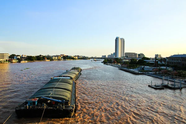 Schwimmende schiffe auf dem chao phraya fluss in bangkok. Thailand — Stockfoto