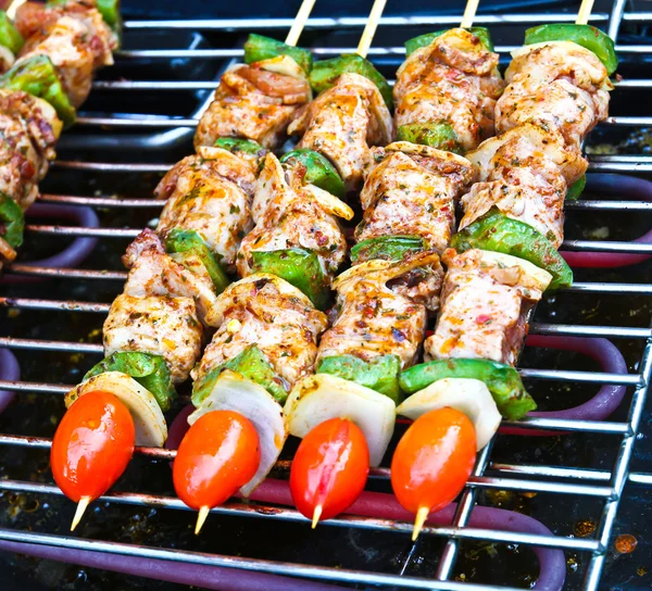 Sizzling barbecue sticks met vlees en groenten — Stockfoto