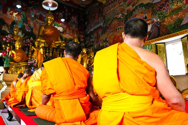 Munkarna bad i gamla tempel, bangkok, thailand. — Stockfoto