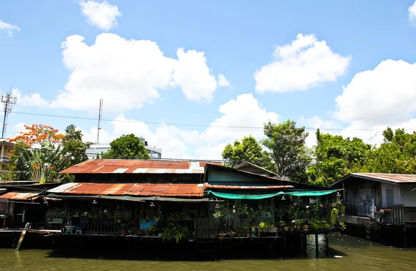 Trähus längs kanalerna i thailand — Stockfoto