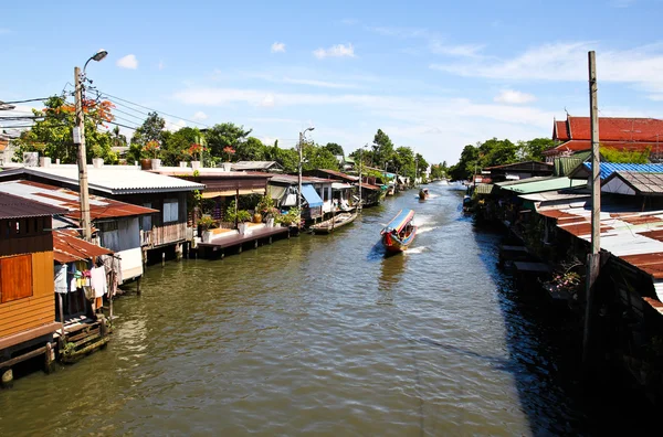 Wohngebiet am Fluss in Thailand — Stockfoto