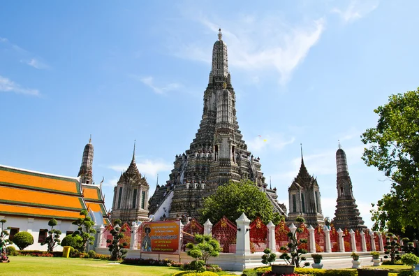 Chrám úsvitu wat arun a krásná modrá obloha v Bangkoku, — Stock fotografie