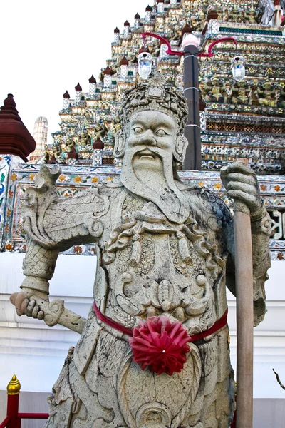 Statua nel tempio di Wat Arun a Bangkok, Thailandia . — Foto Stock