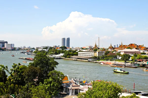 Utsikt över floden chao praya floden i bangkok, tas från toppen av w — Stockfoto