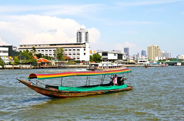 Łódź na rzekę chao Phraya, bangkok, Tajlandia — Zdjęcie stockowe