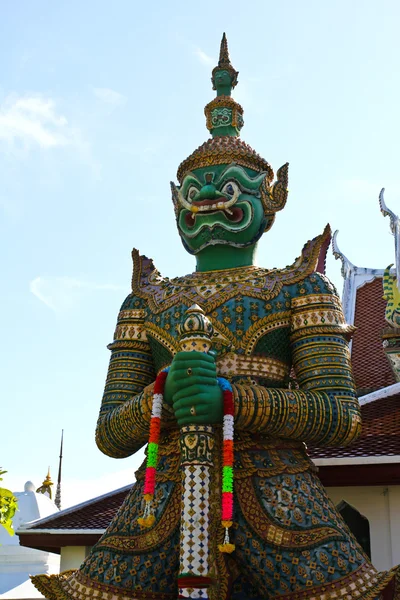 La estatua gigante de Wat Arun, Bangkok, Tailandia . — Foto de Stock