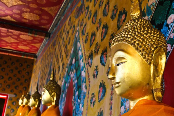 Boeddha standbeeld op wat arun bangkok thailand. — Stockfoto