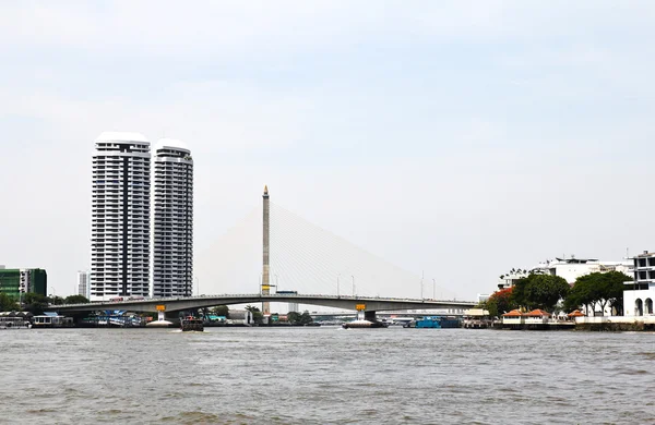 川の眺め。橋チャーオ ・ プラヤー川、バンコク、タイ — ストック写真