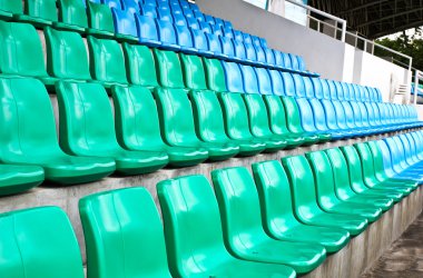 yeşil ve mavi stadyum koltukları.