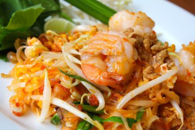 Tayland yemeği, kızarmış pirinç eriştesi (Pad Thai).