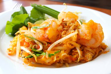 Tayland yemeği, kızarmış pirinç eriştesi (Pad Thai).