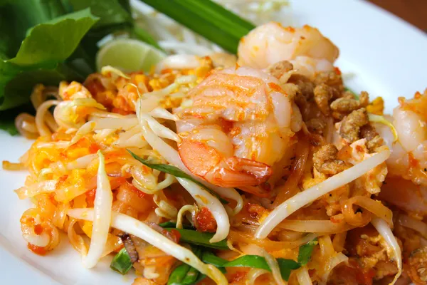 Cibo tailandese, tagliatelle di riso fritto (Pad Thai). — Foto Stock