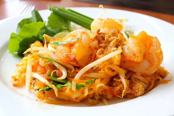 Comida tailandesa, Fideos de arroz fritos (Pad Thai). — Foto de Stock