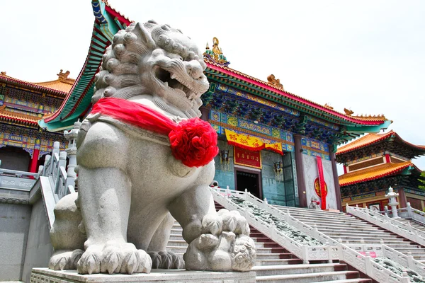 Escultura de pedra de leão chinês no templo chinês em Nonthaburi — Fotografia de Stock
