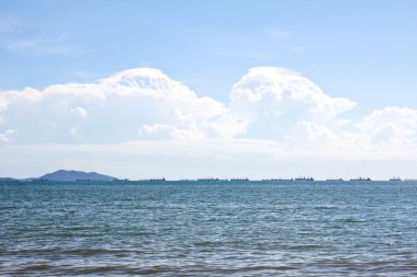 Güzel deniz ve bulutlar gökyüzü.