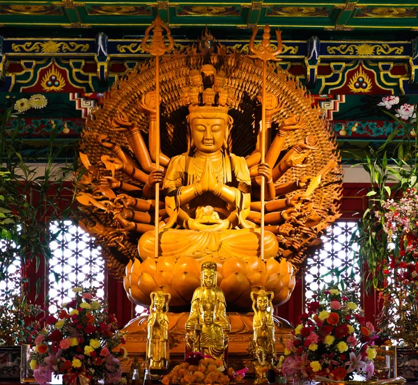 Tuhannet kädet puinen Buddha kiinalaisessa temppelissä, Thaimaa — kuvapankkivalokuva