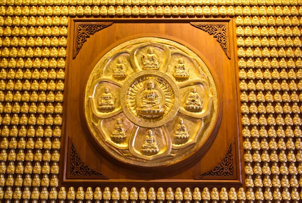 Будда на стене китайского храма в Таиланде — стоковое фото