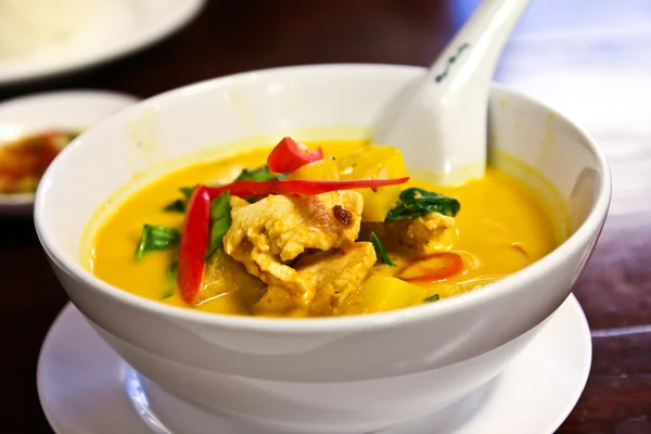 Curry di pollo con ananas . — Foto Stock