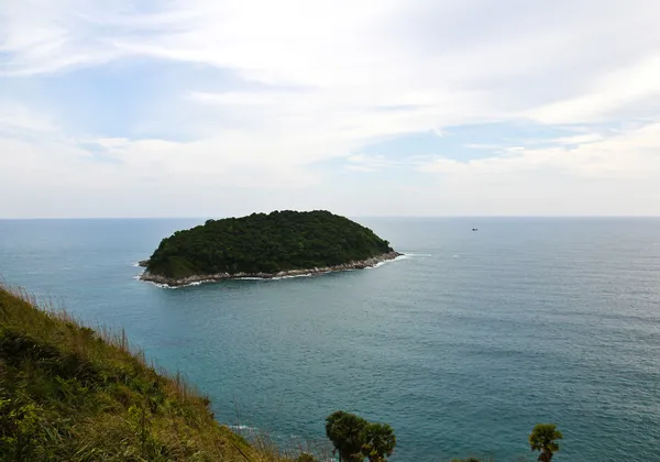 Una pequeña isla se encuentra frente a la costa de Phuket, Tailandia . — Foto de Stock