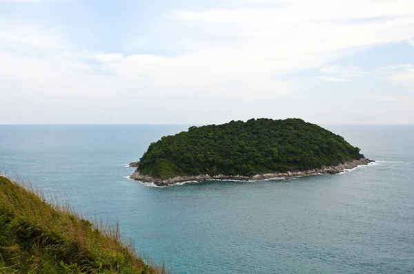 Een klein eiland ligt voor de kust van Phuket, Thailand. — Stockfoto