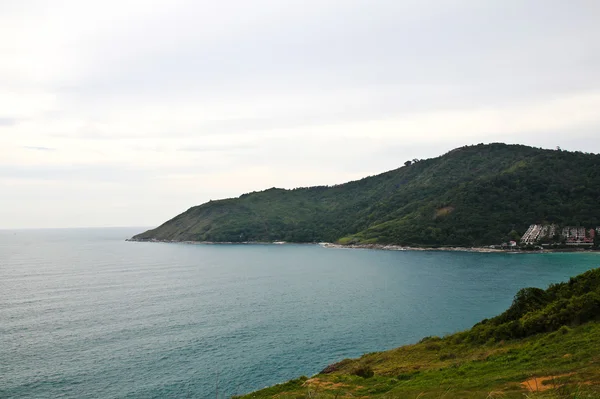 Une petite île se trouve au large de la côte de Phuket, Thaïlande . — Photo