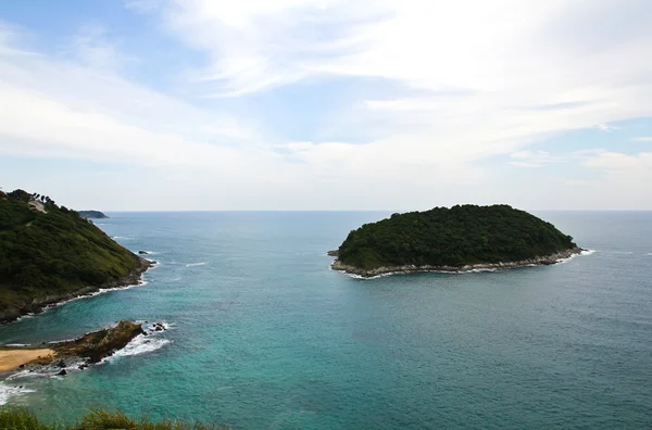 Een klein eiland ligt voor de kust van Phuket, Thailand. — Stockfoto