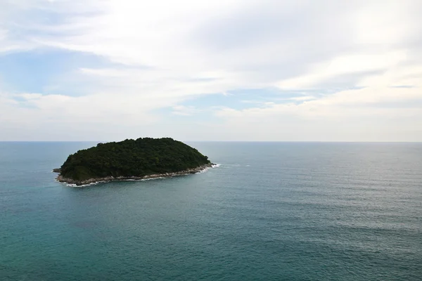 Una piccola isola si trova al largo della costa di Phuket, Thailandia . — Foto Stock