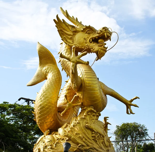 Socha čínského zlatého draka v thajském Phuketu. — Stock fotografie
