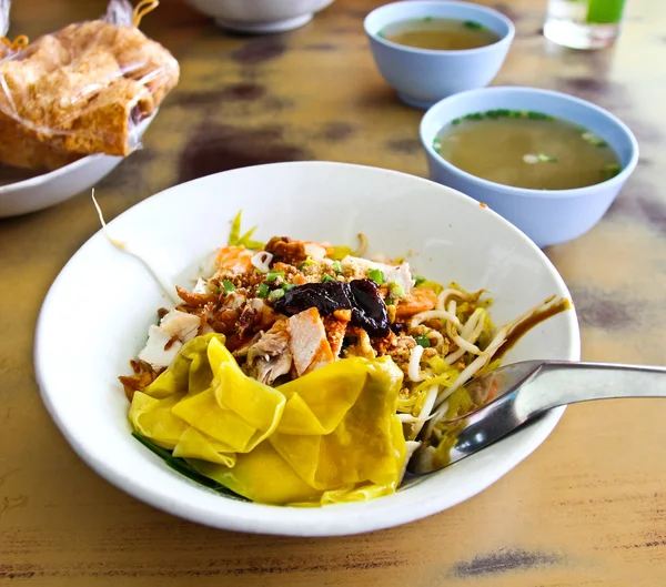 Nudeln aus Phuket und Suppe. — Stockfoto