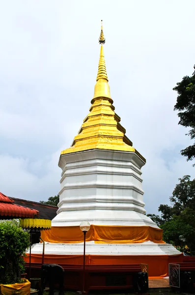 Tajski stupa w świątyni, Prowincja chiang rai, Tajlandia — Zdjęcie stockowe