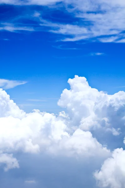 Blauwe lucht en wolken vanuit het vliegtuig — Stockfoto