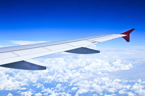 Flugzeug Flügel in den blauen Wolken. — Stockfoto